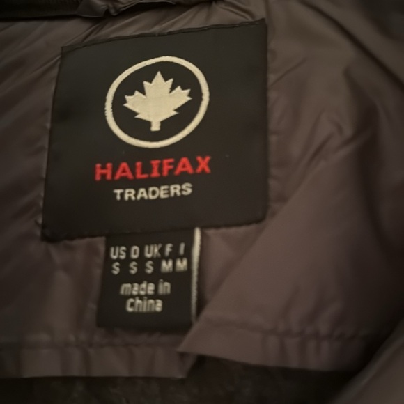 Lightweight jacket with removable hood - Picture 2 of 3